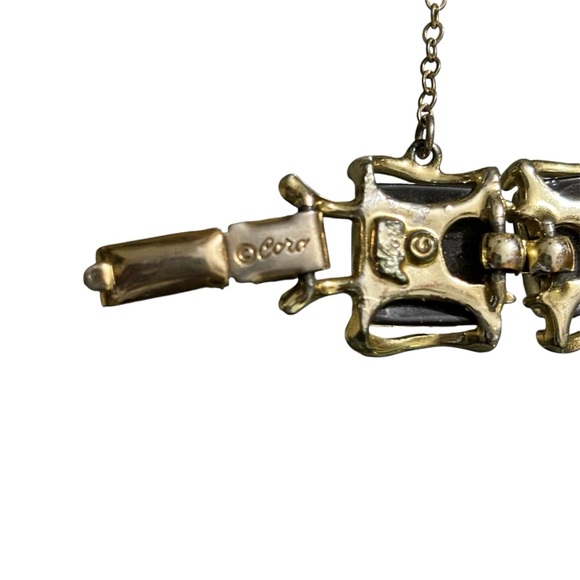 Vintage signed Pegasus CORO black metallic confetti lucite gold toned bracelet. - Picture 7 of 7